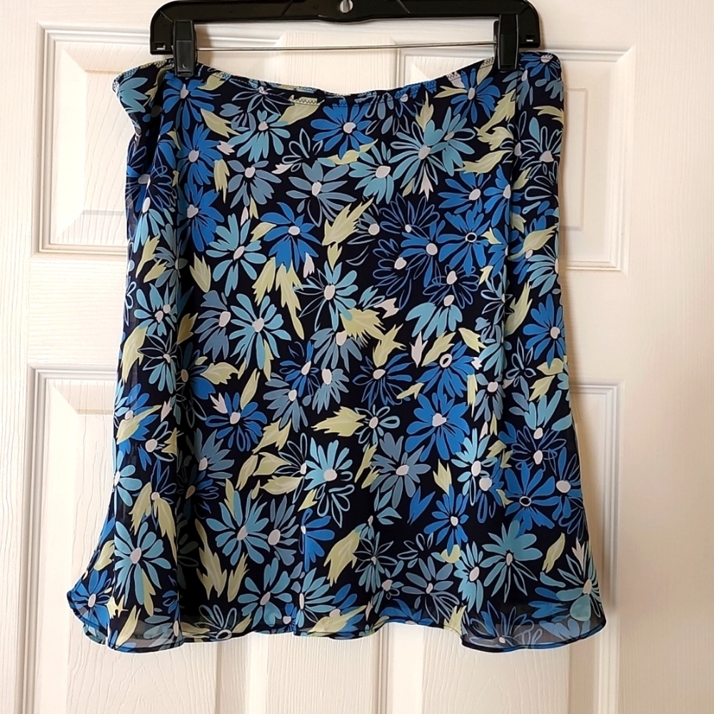 Cute summer skirt, blue lining. Size Large.